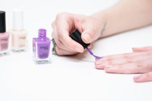 Quelle texture de vernis choisir pour une tenue longue durée ?