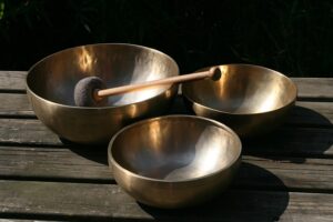 Offrir un bol tibétain : un cadeau spirituel et apaisant